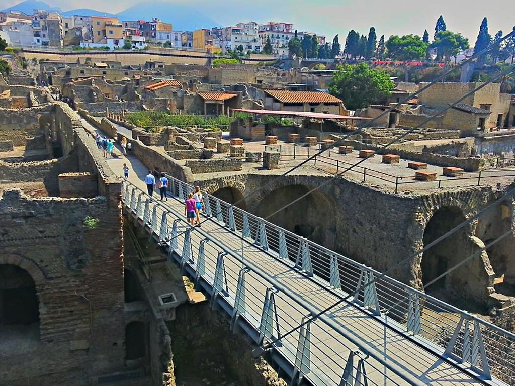 Herculaneum, photo taken between October 2014 and November 2019.
Looking north across access bridge towards Cardo III, with Ins. II on left, and Ins. III on right. Photo courtesy of Giuseppe Ciaramella.